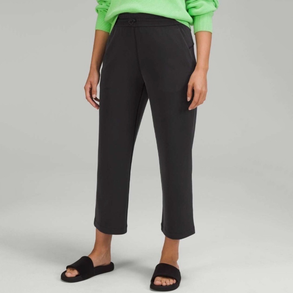 Lululemon Softstreme High-Rise Straight Leg Crop in Black